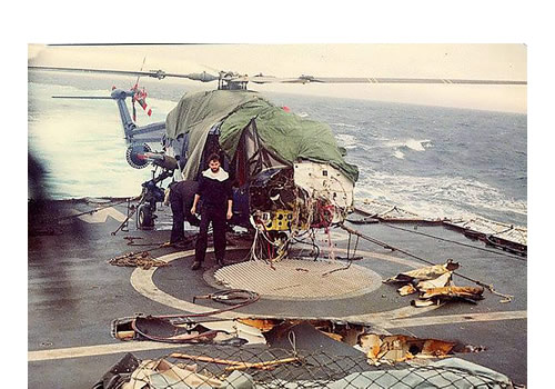 21 de mayo: el daño en la cubierta del HMS Broadsword luego del ataque de los A4-B